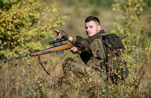 Hunter tiene il fucile. Permesso di caccia. Il cacciatore serio barbuto spende la caccia di svago. Attrezzature da caccia per professionisti. La caccia è un brutale hobby maschile. Uomo indossare abiti mimetici natura sfondo — Foto Stock