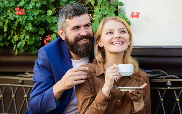 Een paar knuffelende terrasjes. Verliefd stel zitten knuffelen cafe terras genieten van koffie. Prettig familieweekend. Verken café en openbare plaatsen. Getrouwd mooi koppel ontspannen samen. Gelukkig samen. — Stockfoto