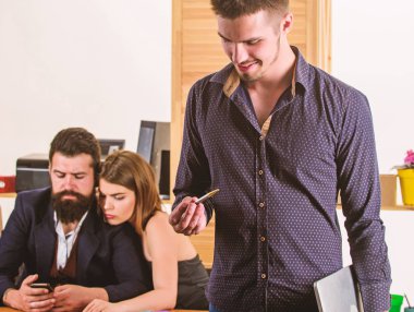 Office toplu kavramı. İş arkadaşlarınızla çözme iş görevleri iletişim. Birlikte çalışıyor. İşlemi yönetme. Çoğunlukla erkek işyerinde çalışan kadın. Kadın çekici bayan erkek meslektaşları ile çalışan