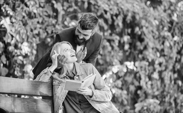 Mädchen sitzen Bank lesen Buch, während warten Freund. Auf ihn wartet ein Date. Dating im Park. romantische Beziehungen. Park besten Ort für ein romantisches Date. Paar verliebt romantisches Datum Naturpark Hintergrund — Stockfoto