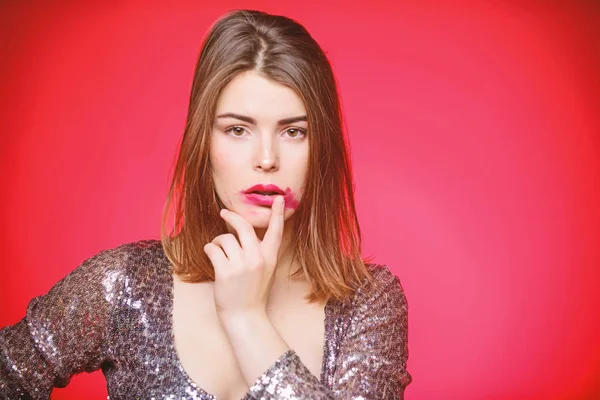 Geheimnis. sinnliches Mädchen mit roten Lippen und großen Brüsten. Liebe und Romantik. sexy Lippen der sexy Frau. Versuchung im erotischen Spiel. sexy Frau im Glamour-Kleid. Schönheit und Mode. Sexy Realität — Stockfoto