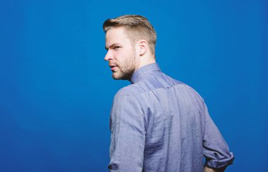 Berber ve bakımı Sakal. Sakal damat salonu. Kuaför Salonu. Damat sakal. Tarih için hazır olun. Hipster kot gömlek mavi arka plan çekici görünüyor. Adam iyi bakımlı sakallı. Bakımlı maço