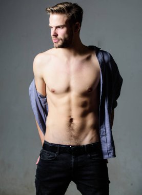 Güçlü ol. Erkek modası ve güzelliği. Çıplak gövdeli altı paket seksi adam. Atlet adam, saç bakımı. Spor sonrası kas eğitmeni. Fitness diyeti. Arzu ve ayartma. Seksi kas maço