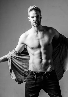 Çekici seksi vücut. Onun çekiciliğini kendinden emin. Zaman değişim giysi. Adam yakışıklı seksi soyuyor. Hipster seksi kas gövde elbiselerini al. Baştan çıkarıcı maço seksi hissediyor. Unleashed arzu