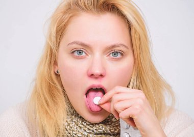 Kadın hasta kişi tablet tutun. Tablet almak ateş rahatlatmak. Ev tedavi kavramı. Kız ateş kırmak için ilaç al. Soğuk grip ve boğaz ağrısı. Acı hap yutmak için. Baş ağrısı ve ateş Telafiler