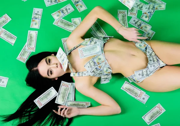 Chica del dinero sobre fondo verde. comercio del cuerpo. éxito empresarial. inversión en ti mismo. moda bikini dólar. pelo corporal perfecto. mujer sexy en traje de baño en moneda. Mujer sexy acostada en billetes de dólar — Foto de Stock