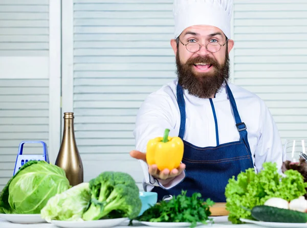 Man i hatten. Hemlig smak recept. Bantning och ekologisk mat, vitamin. Hälsosam mat matlagning. Vegetarisk. Början. Mogen med skägg. Bearded Man Cook i köket, kulinariska — Stockfoto