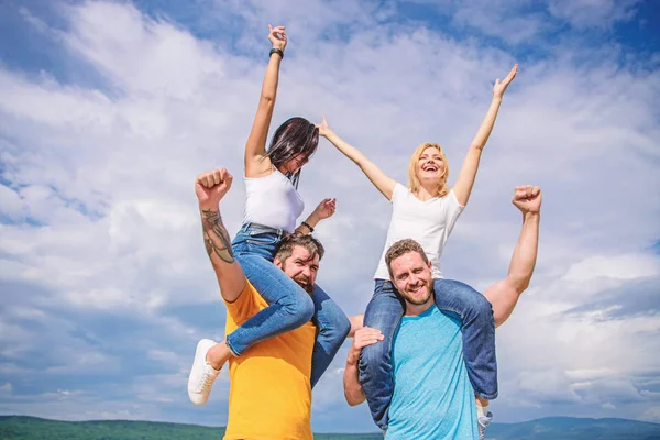 Kadın ve erkek Müzik Festivali tadını çıkarın. Tatil ve hobi. Ünlü Festivali tatil sırasında ziyaret edin. Rock Müzik Festivali. Özgürlük hissediyorum. Çiftler dans. Arkadaşlar eğlenmeye açık hava festivali yaz