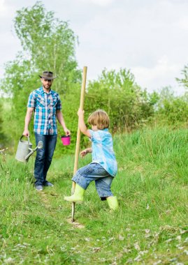 küçük çocuk çocuk tarım baba yardım. yeni bir hayat. toprak gübreleri. mutlu dünya günü. Kürekli mağara kaz. baba ve oğul aile ağacı dikiyor. zengin doğal toprak. Eko çiftlik. Çiftliği. İlk deneyim