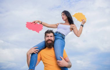 Zımni bir anlayışa sahip olmak. Seksi kadın onu piggyback binmek veren sakallı adam ise konuşma kabarcıkları tutun. Bulutlu gökyüzünde aşık mutlu çift. Boş komik kabarcıklar ile Loving çift gülümseme, kopya alanı