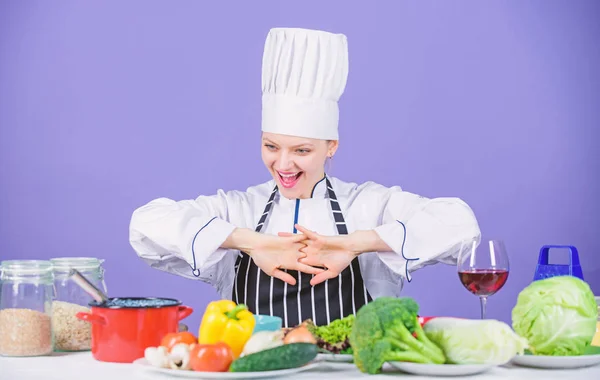 Matlagning hälsosam mat. Färska grönsaker ingredienser för matlagning måltid. Låter start matlagning. Kvinna kock Matlagning hälsosam mat. Gourmet huvudrätt recept. Läckra recept koncept. Flicka i hatt och förkläde — Stockfoto