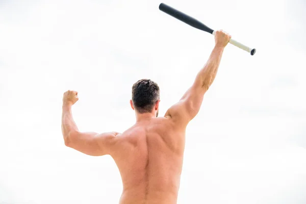 Musculoso hombre de espalda aislado en blanco. Un hombre con bate de béisbol. Soy un criminal. El hombre Hooligan golpea el bate. Pandilla de bandidos y conflicto. lleno de energía. actividad deportiva y juego — Foto de Stock