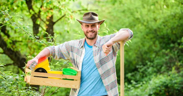 Eco lantarbetare. Skörd. Sexig bonde hålla spade och låda med potten. jordbruk och jordbruk. Jag älskar att jobba med plant. Trädgårdsutrustning. Happy Earth Day. Eco Living. muskulös Ranch man i cowboy hatt — Stockfoto