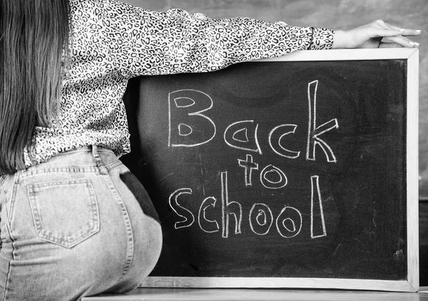 Öğretmen mini etek seksi kalça tablo blackboard yazıt okula arkanıza yaslanın. Kara tahta yakınındaki kalça baştan çıkarıcı öğretmen. Seksi öğretmen okula devam veya özel okula girmek için baştan çıkarıyor — Stok fotoğraf
