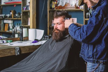 Hipster yaşam tarzı kavramı. Hipster istemci Başlarken saç kesimi. Saç kesme makinesi çalışmalarına hipster, berber arka plan için saç modeli ile berber. Sakallı istemci Tapınağı clipper kırpma kıllı Kuaför