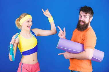 Birlikte daha güçlü. Spor donatımı. Fitness mat ile eğitim ve ip atlama sportif bir çift. Spor olarak mutlu kadın sakallı adam çalışma. Atletik başarı. Güçlü kasları ve vücut. her zamankinden daha güçlü