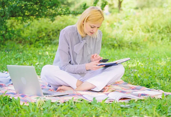 Başarılı freelancer olmak. Dizüstü bilgisayar ile kadın halı çim çayır üzerinde oturmak. Not defteri ile kız not yazmak. Serbest meslek kavramı. Kılavuzu başlangıç serbest meslek. İş kadını serbest iş açık havada