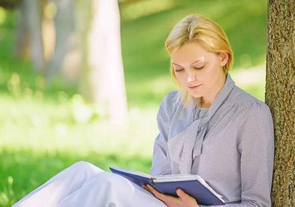 Lezing inspirerende boeken. Bestseller top lijst. Boeken elk meisje moet lezen. Ontspannen ontspanning een hobby-concept. Beste zelfhulp boeken voor vrouwen. Meisje geconcentreerde sit park mager boomstam lezen boek — Stockfoto