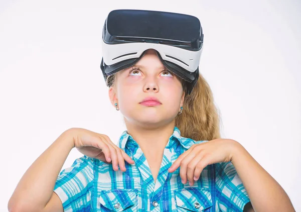 Virtuális oktatás, iskolai tanuló részére. Boldog gyerek használja a modern technológia, virtuális valóság. Kap a virtuális élmény. Lány aranyos gyerek fej szerelt kijelző fehér háttér. Virtuális valóság fogalma — Stock Fotó