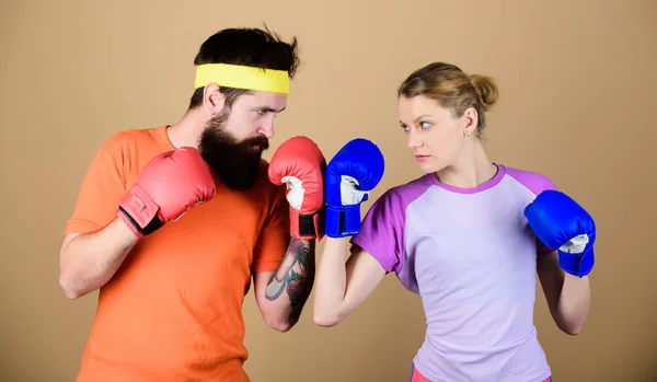 Tem cuidado. Homem e mulher de luvas de boxe. Conceito de desporto de boxe. Casal menina e hipster praticando boxe. Desporto para todos. Clube de boxe amador. Igualdade de possibilidades. Força e potência — Fotografia de Stock