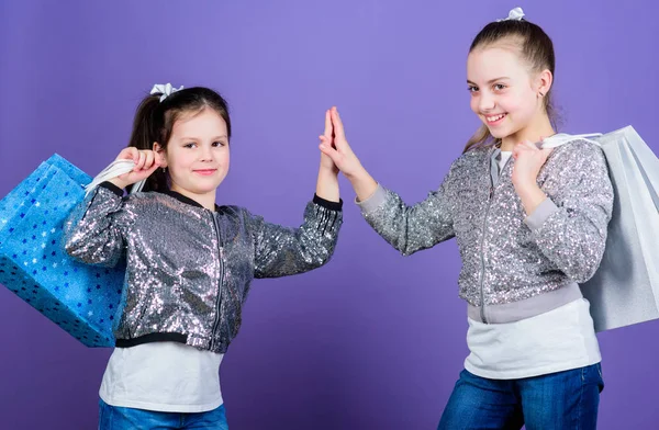 Want beeld is alles. Meisjes zusters vrienden met winkelen tassen Violet achtergrond. Winkelen en kopen. Zwarte vrijdag. Verkoop en korting. Dagje winkelen. Kinderen bos pakketten. Kids Fashion — Stockfoto