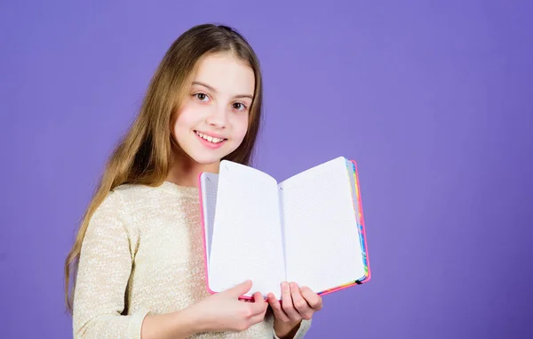 Kitap konsepti. Çocukluk edebiyatı. Gelişim ve eğitim. Okuma becerisi. Kişisel günlük. Not defteri planlayıcısı. Okul kırtasiye. Daha fazla bilgi edinin. Kız kitap mor arka plan tutun. Çocuk gösteri kitabı not defteri — Stok fotoğraf