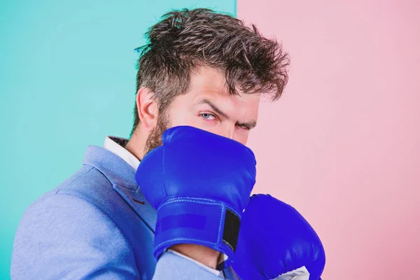 Creando una nueva marca personal. El hombre de negocios usa guantes de boxeo. Un hombre fuerte en posición de boxeo. El hombre jefe tiene entrenamiento de boxeo. Luchando por el éxito en el deporte o los negocios. El deporte mejora sus habilidades comerciales —  Fotos de Stock