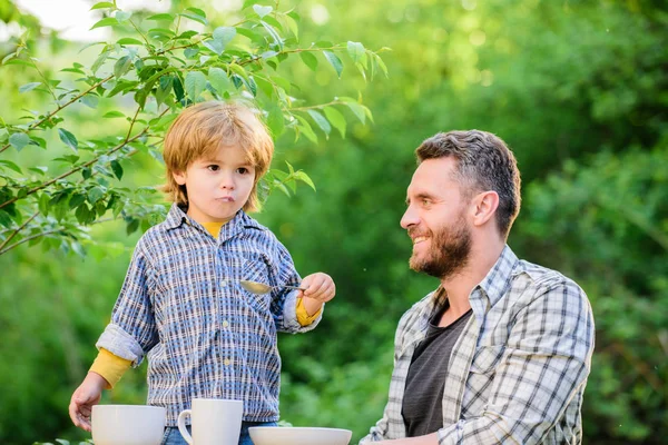 Happy family together. childhood happiness. Food habits. happy fathers day. Little boy with dad. Preparation of food. healthy food and dieting. son and father eating milk porridge. Summer taste — Stock Photo, Image