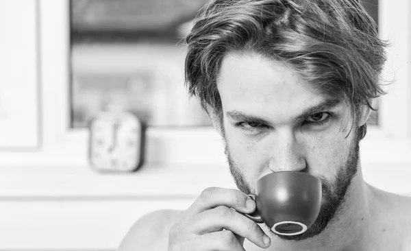 Hombre barbudo guapo macho sostenga taza de café. Hombre aspecto atractivo hombre disfrutar de café recién hecho caliente. Mañana a primera hora. El mejor momento para tomar su taza de café. Cada mañana con su café — Foto de Stock