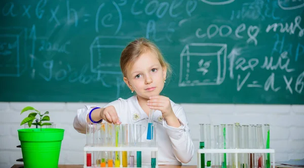 Zukünftiger Wissenschaftler. erforschen und untersuchen. Schulstunde. Mädchen niedlichen Schüler spielen mit Reagenzgläsern und bunten Flüssigkeiten. Schulchemisches Experiment. Schulbildung. Interessanter Lernansatz — Stockfoto