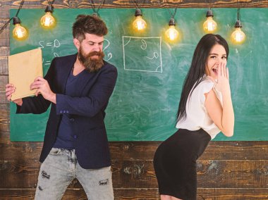 Okul müdürü kitap ile onu kalça tokat ile seksi öğrenci cezalandırır. Öğretmen sınıfta kıza şaplak atıyor. Sakallı adam seksi öğrenci tokat, arka planda tebeşir tahtası. Rol oyunu concep