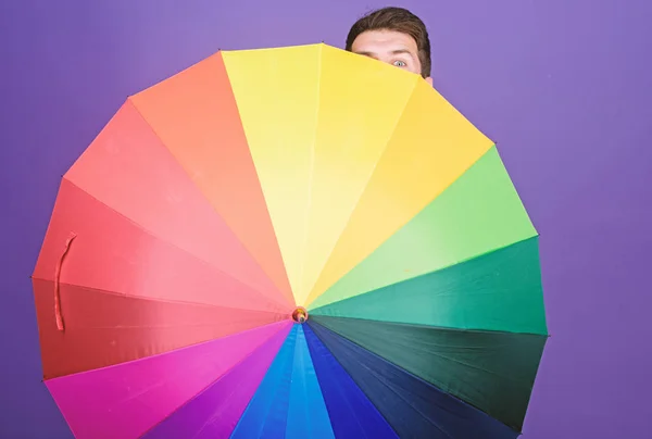 Na dzień od pogody. Homoseksualny mężczyzna gospodarstwa kolorowym parasolem. Gay z otwarty parasol składany. Moda mężczyzna z kolorowych akcesoriów. Męskie deszcz biegów. Tęcza jest symbolem dumy gejowskiej — Zdjęcie stockowe
