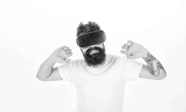 Heureux homme barbu portant des lunettes de réalité virtuelle regarder des films ou jouer à des jeux vidéo. Homme barbu portant des lunettes de réalité virtuelle en studio. Cyber . — Photo