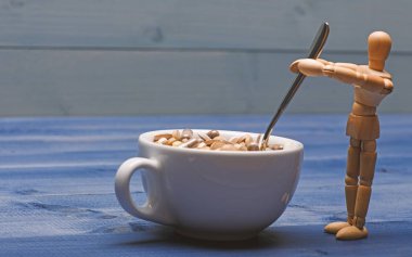 İlaç dozu. Ahşap insan kukla Kupası tam hapları ve tablet. Vitamini kokteyl. Sağlık sorunu. Dokunulmazlık bakım ve tıp vitaminler. İlaçlar karıştırma. Hızlı tedavi. Tıp kavramı al