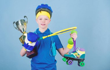 spor yarışması başarı. Çocukluk etkinlik. Fitness ve diyet. Enerji. Jimnastik salonu iş genç çocuk. Spor ve sağlık. Mutlu çocuk sporcu tutun şampiyon Kupası. rekabet spor. Çocuk Yarışması