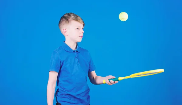 Спортивный теннис успех игры. игра тренировки подростка. Теннисист с ракеткой и мячом. Деятельность Малыша. Фитнес-диета приносит здоровье и энергию. Счастливый ребенок играет в теннис. играть в теннис — стоковое фото