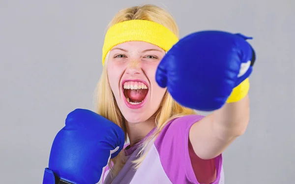 Cardio-Boxübungen zum Abnehmen. Frau beim Training mit Boxhandschuhen. Mädchen lernen, wie man sich wehrt. Weiblichkeit und Stärke im Gleichgewicht. Boxhandschuhe für Frauen genießen das Training. Boxsportkonzept — Stockfoto