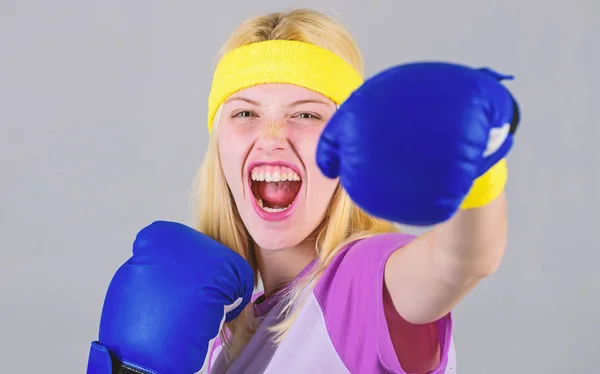 Cardio boksen oefeningen om gewicht te verliezen. Vrouw uit te oefenen met bokshandschoenen. Meisje leren hoe zich te verdedigen. Vrouwelijkheid en kracht evenwicht. Bokshandschoenen van vrouw geniet van training. Boksen sport concept — Stockfoto