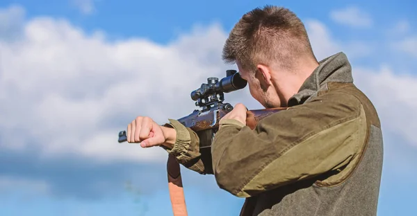 Cazador barbudo pasar tiempo libre de caza. Equipo de óptica de caza para profesionales. Brutal pasatiempo masculino. Hombre apuntando a fondo la naturaleza objetivo. Apuntando habilidades. Hunter sostiene el rifle apuntando. En mi objetivo — Foto de Stock