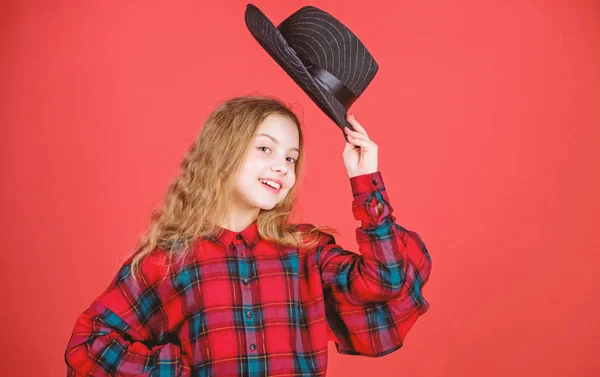 Adoro il suo nuovo stile. Moda modello ribaltando il cappello in saluto. Bambina con viso carino e stile di capelli lunghi. Bambino piccolo che indossa stile casual. Moda e stile per bambini — Foto Stock