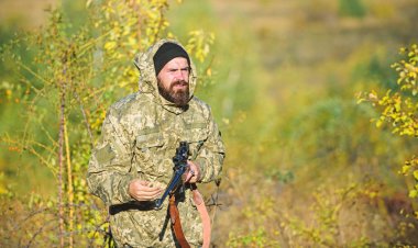 Genellikle sınırlı hayvan hasat. Avcılık Hobi kavramı. Deneyim ve pratik başarı avcılık oldukça rahat. Av sezonu. Adam av doğa ortamı. Sakallı avcı tüfeği doğa arka plan