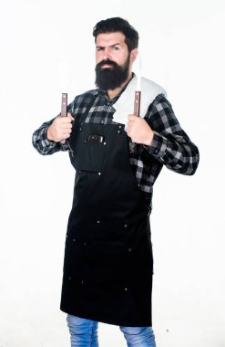 Sakallı hipster barbekü için önlük giyer. Kavurma ve ızgara yemeği. Adam pişirme gereçleri barbekü tutun. Açık havada et kavurma araçları. Piknik ve barbekü. Parkta et pişirmek. Barbekü ustası