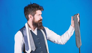 Profesyonel iş görünümünü koruyan aksesuar. Sakallı adam erkek giyim aksesuarı seçiyor. Lüks kravat aksesuarına bakan bir işadamı. Acımasız beyaz adam tutan moda aksesuar