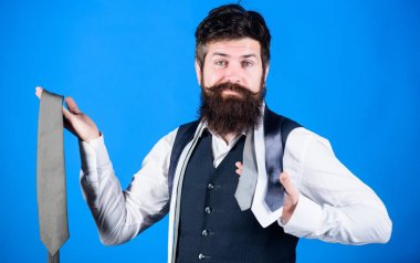 Kravat aksesuarları. İş ya da sosyal etkinlikler için cilalı görünüş sunarak kravatlar gardırobu geliştirir. Sakallı hippinin birkaç kravatı vardır. Sakallı adam kravat seçiyor. Mükemmel kravat.