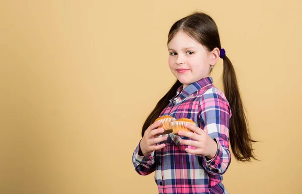 Assado por mim. Menina bonito com comida de sobremesa recém-assada. Criança adorável segurando bolos caseiros. cupcakes assados gosto tão bom, espaço de cópia — Fotografia de Stock