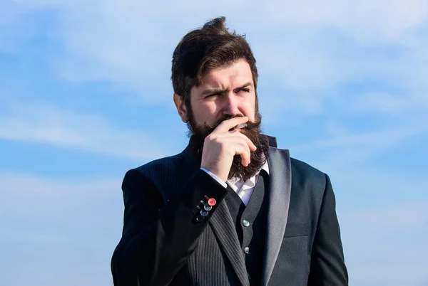 Homme réfléchi fumant de la cigarette. Homme d'affaires contre le ciel. brutal hipster caucasien avec moustache. Homme barbu. Succès futur. Mode masculine formelle. mature hipster avec barbe fumer cigarette — Photo