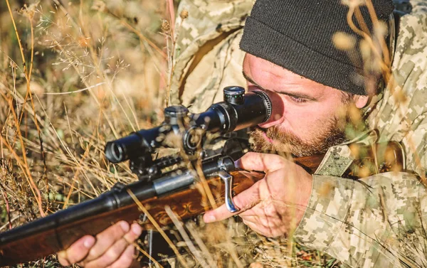 Bebaarde man hunter. Militaire uniform mode. Leger. Camouflage. Jachtvaardigheden en wapen apparatuur. Hoe Draai jacht in hobby. Man hunter met geweer pistool. Het kamp van de laars. Afscheid. — Stockfoto