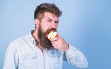 Adam diyet beslenme meyve yiyor. Sağlıklı beslenme kavramı. Adam yakışıklı hippi uzun sakal yeme apple ile. Hipster aç sulu olgun elma yiyor. Elma meyve sağlıklı snack her zaman iyi fikir seviyorum