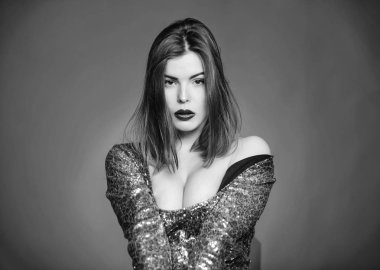 Erotik oyun Temptation. en büyük göğüsler. Kırmızı dudaklar ve büyük göğüsler ile şehvetli kız. Glamour elbiseli seksi kadın. Aşk ve romantizm. Seksi kadın seksi dudaklar. Güzellik ve moda. Seksi gerçeklik