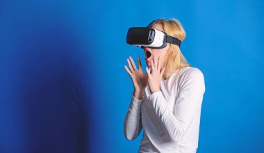 3D teknolojisi, sanal gerçeklik, eğlence, siber ve insanlar kavramı. Onun sanal gerçeklik kulaklık ayarlama ve gülümseyen kendine güvenen genç kadın. Sanal gerçeklik kulaklık kullanan kadın.